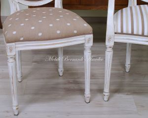 Sedia poltroncina in legno stile classico con finitura molto anticata e consumata tipo shabby